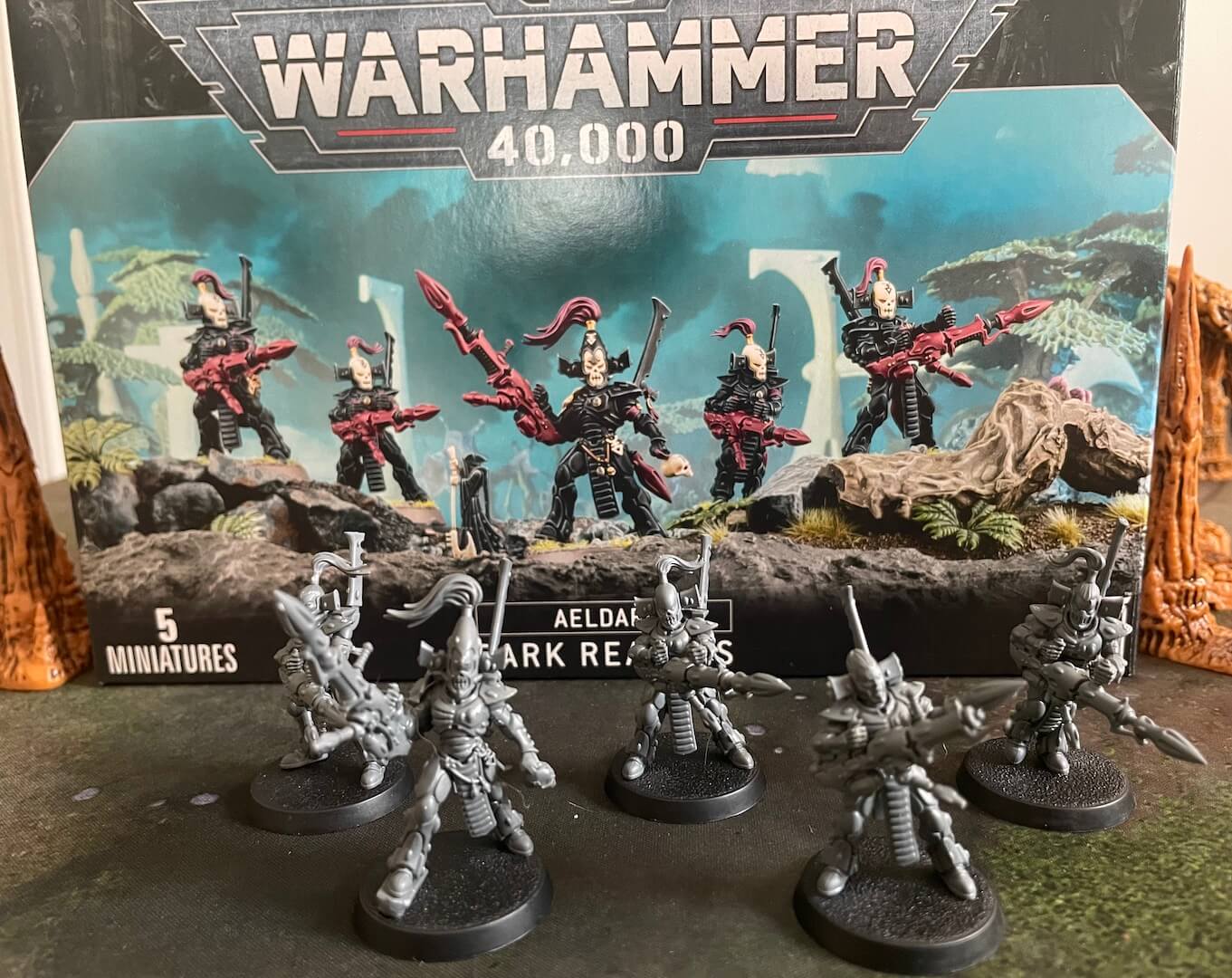 A haunting vision on the battlefield, these Warhammer 40K Aeldari Dark Reapers add muscle to your forces.